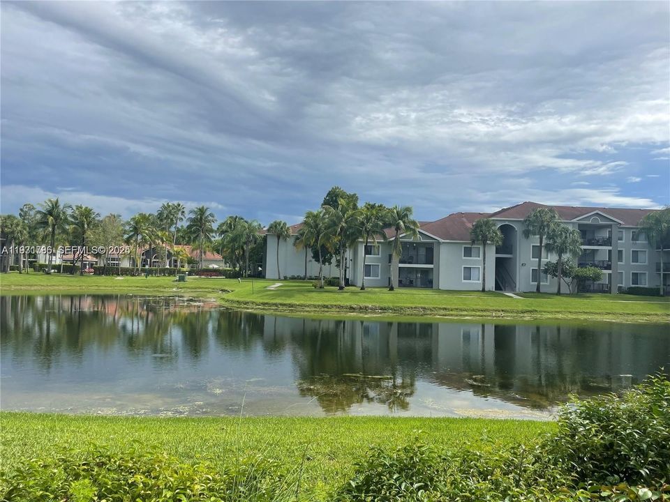 For Rent: $1,800 (1 beds, 1 baths, 691 Square Feet)