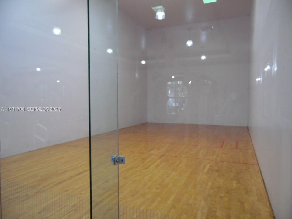 For Rent: $1,800 (1 beds, 1 baths, 691 Square Feet)