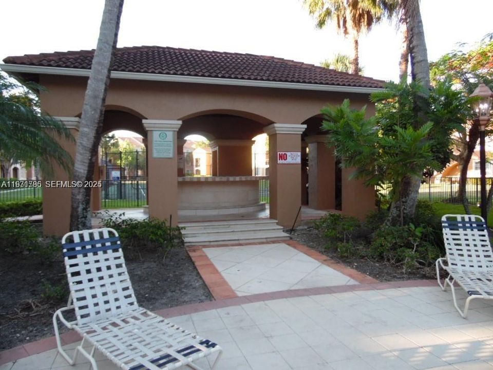 For Rent: $1,800 (1 beds, 1 baths, 691 Square Feet)