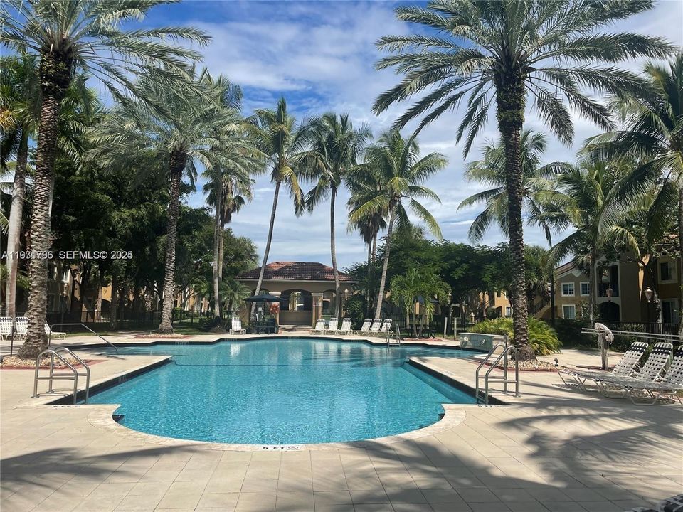 For Rent: $1,800 (1 beds, 1 baths, 691 Square Feet)