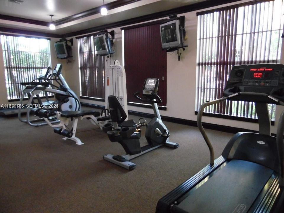 For Rent: $1,800 (1 beds, 1 baths, 691 Square Feet)