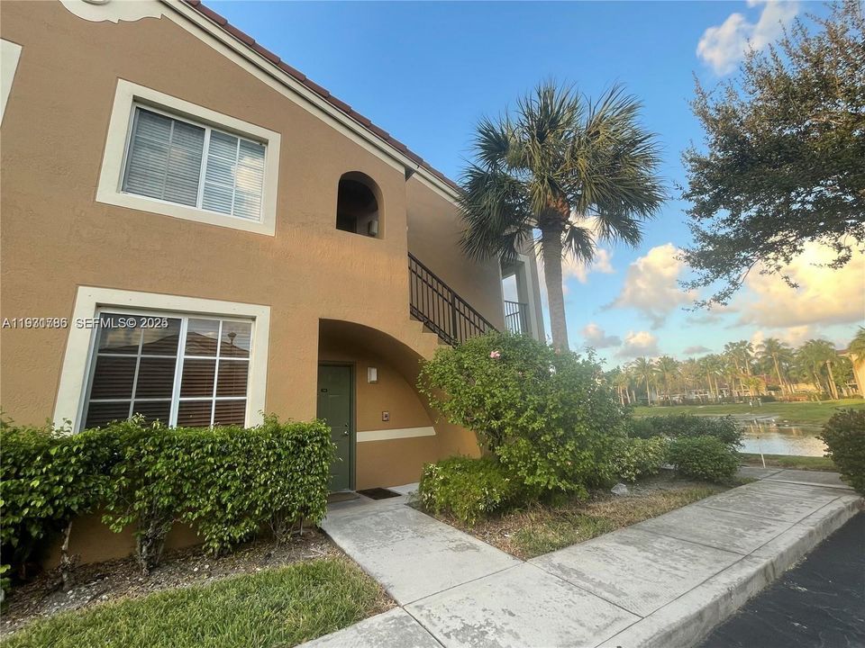 For Rent: $1,800 (1 beds, 1 baths, 691 Square Feet)