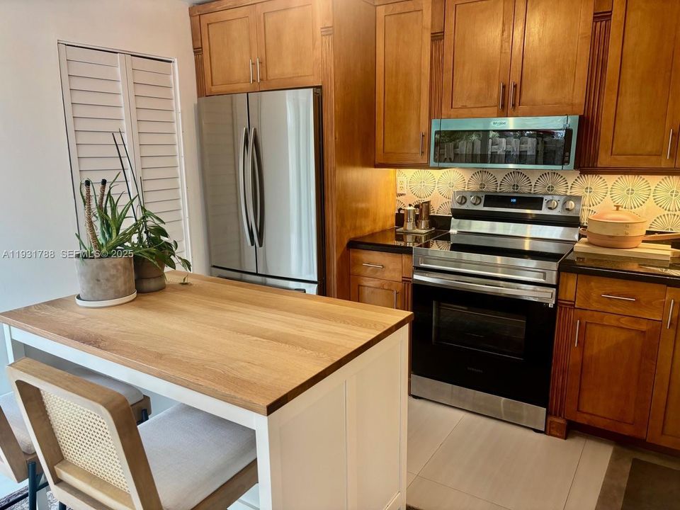 For Sale: $475,000 (2 beds, 2 baths, 1216 Square Feet)
