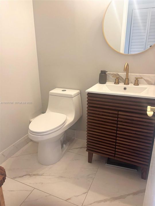 Guest bathroom 1st floor