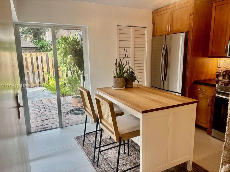 For Sale: $475,000 (2 beds, 2 baths, 1216 Square Feet)