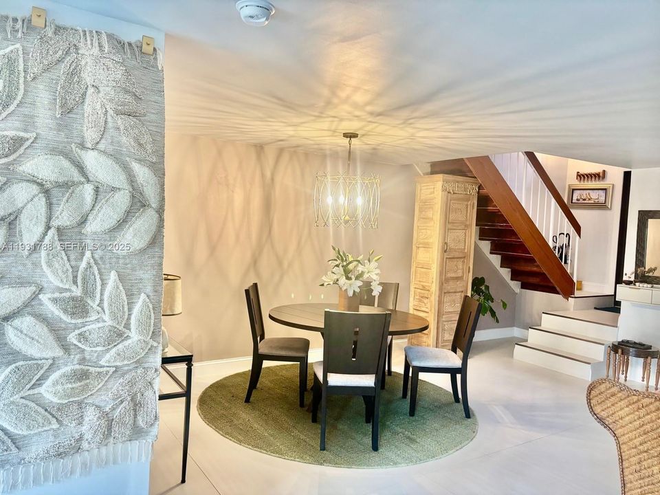 For Sale: $475,000 (2 beds, 2 baths, 1216 Square Feet)