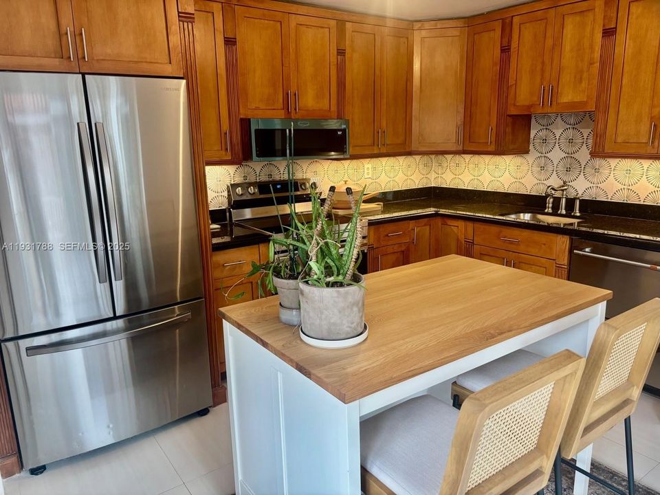 For Sale: $475,000 (2 beds, 2 baths, 1216 Square Feet)