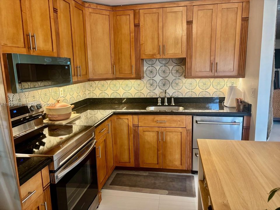 For Sale: $475,000 (2 beds, 2 baths, 1216 Square Feet)