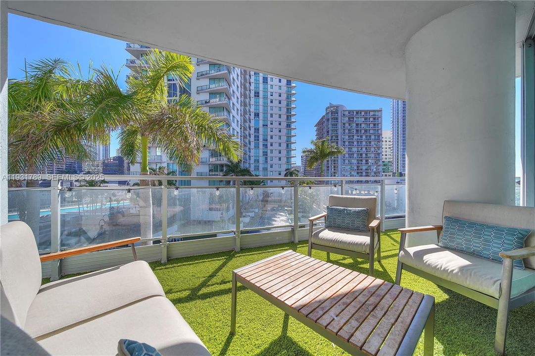 待售: $685,000 (2 贝兹, 2 浴室, 1274 平方英尺)