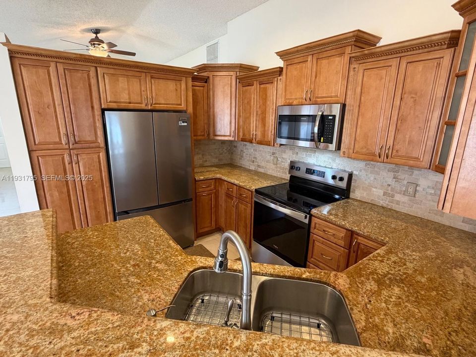 出租: $3,850 (3 贝兹, 2 浴室, 1368 平方英尺)