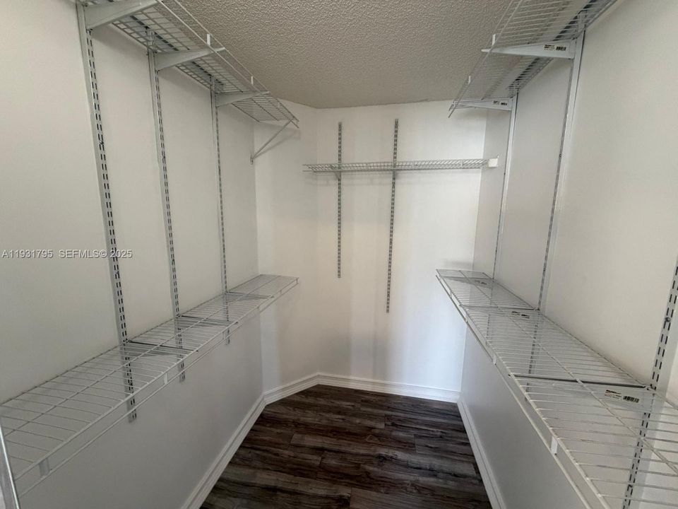 В аренду: $3,850 (3 спален, 2 ванн, 1368 Квадратных фут)