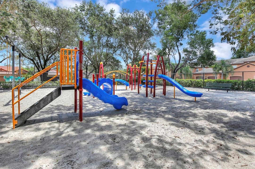 В аренду: $3,850 (3 спален, 2 ванн, 1368 Квадратных фут)