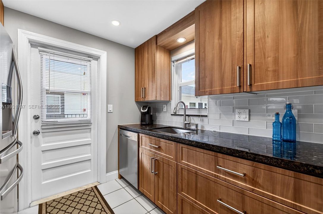 待售: $234,900 (2 贝兹, 2 浴室, 812 平方英尺)