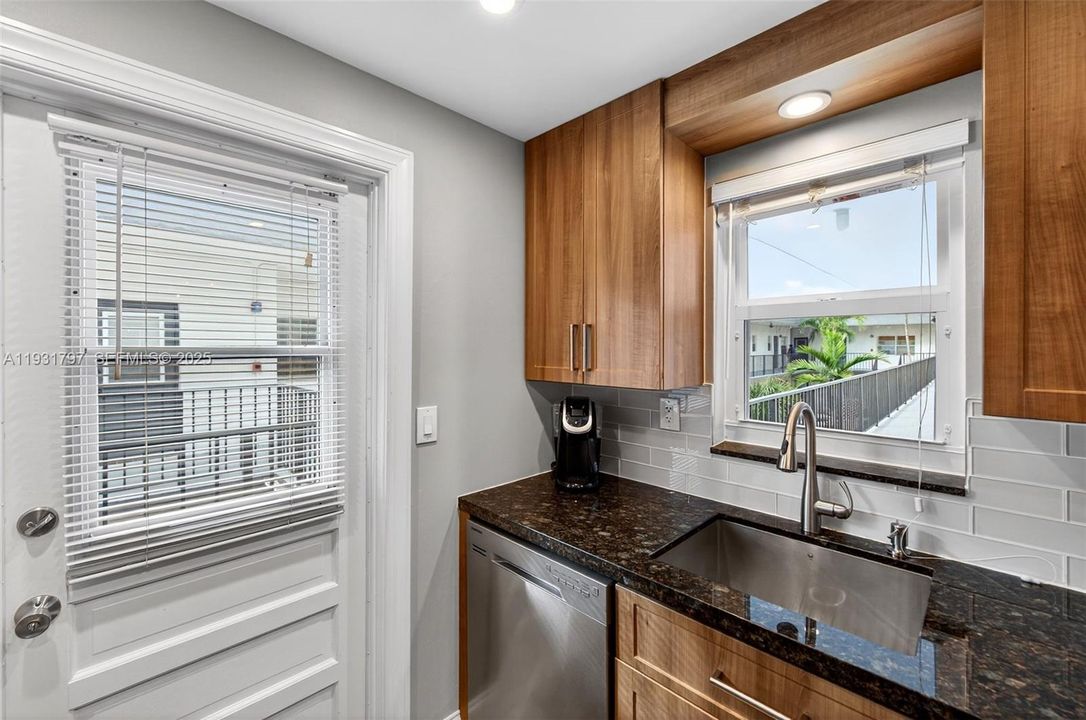 待售: $234,900 (2 贝兹, 2 浴室, 812 平方英尺)