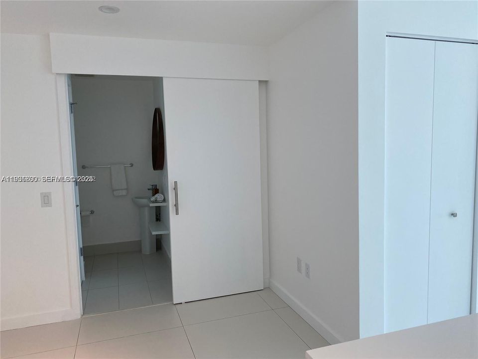 For Rent: $3,400 (1 beds, 1 baths, 712 Square Feet)