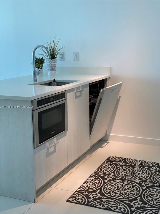 For Rent: $3,400 (1 beds, 1 baths, 712 Square Feet)