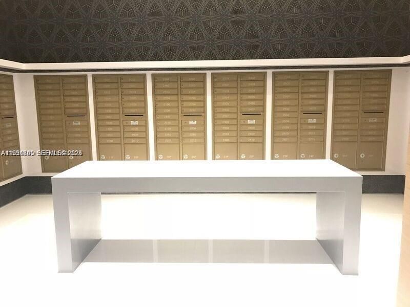 For Rent: $3,400 (1 beds, 1 baths, 712 Square Feet)