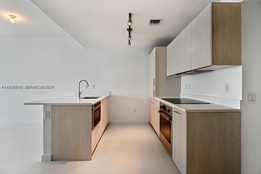 For Rent: $3,400 (1 beds, 1 baths, 712 Square Feet)