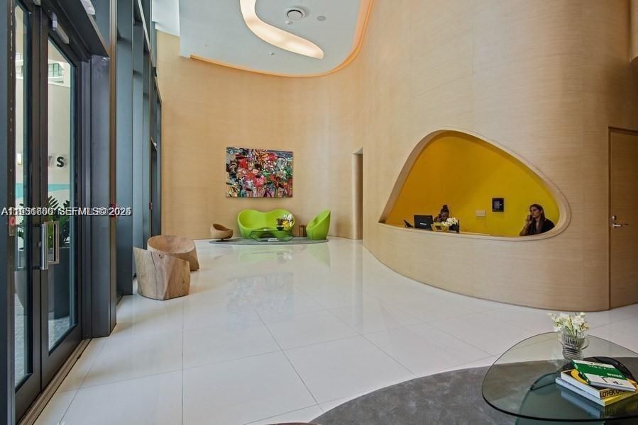 For Rent: $3,400 (1 beds, 1 baths, 712 Square Feet)