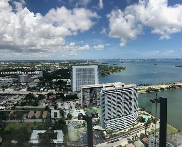 For Rent: $3,400 (1 beds, 1 baths, 712 Square Feet)