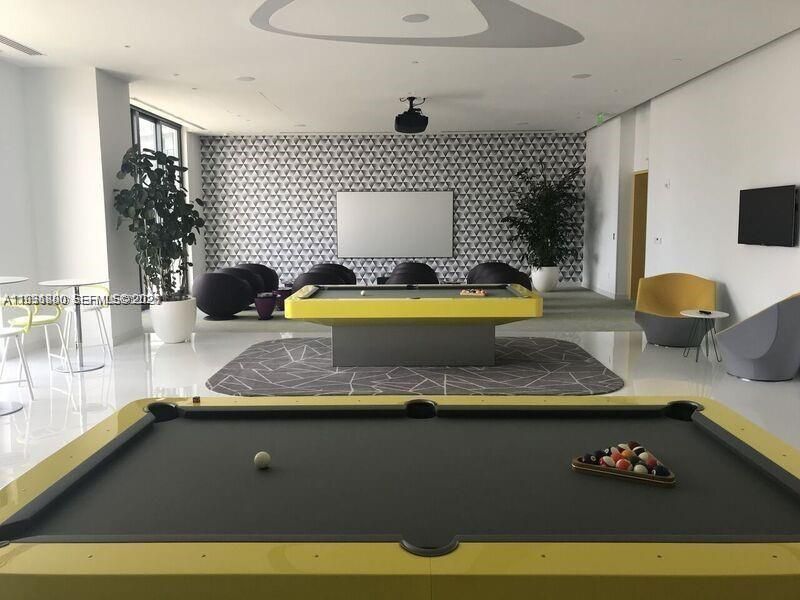 For Rent: $3,400 (1 beds, 1 baths, 712 Square Feet)