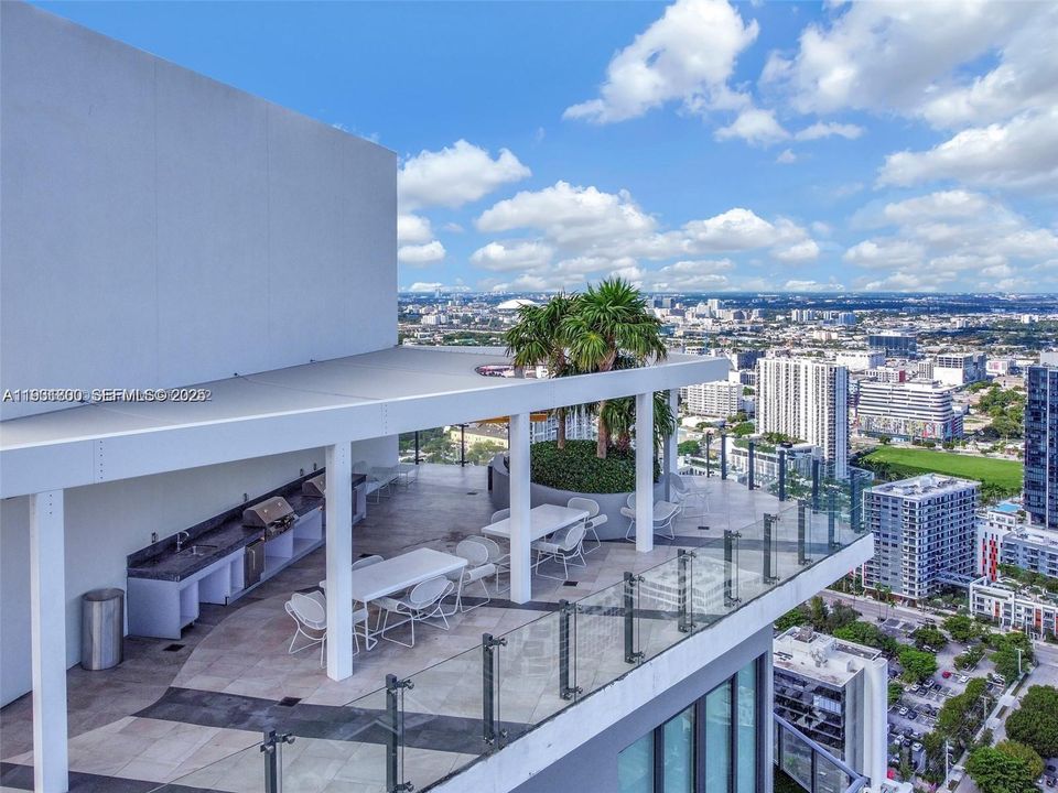 For Rent: $3,400 (1 beds, 1 baths, 712 Square Feet)