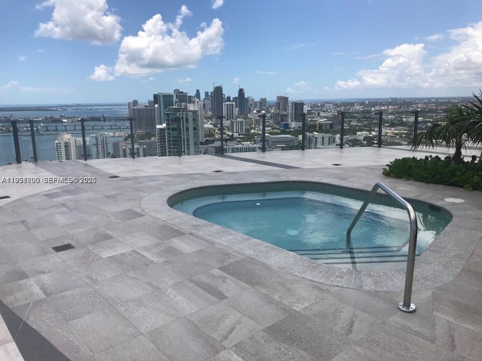 For Rent: $3,400 (1 beds, 1 baths, 712 Square Feet)