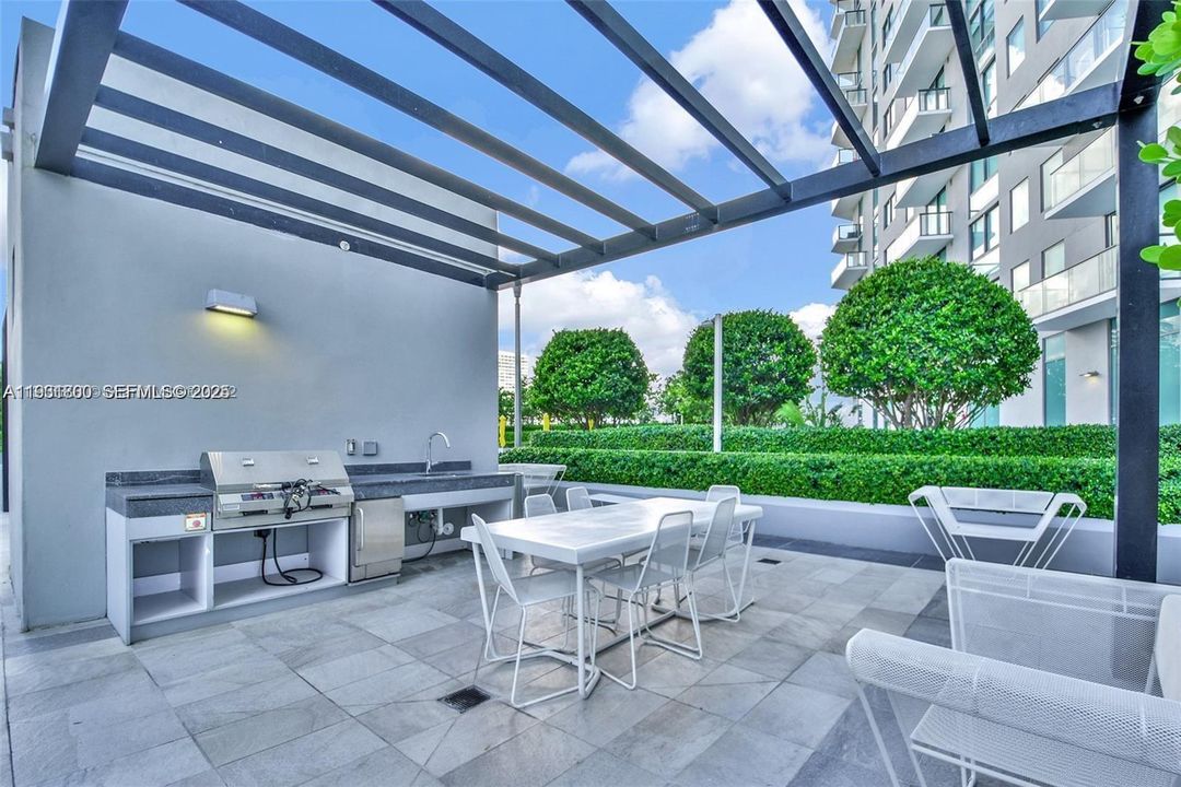 For Rent: $3,400 (1 beds, 1 baths, 712 Square Feet)