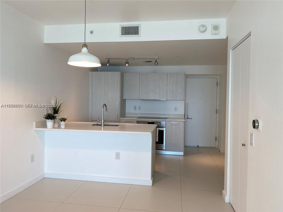 For Rent: $3,400 (1 beds, 1 baths, 712 Square Feet)