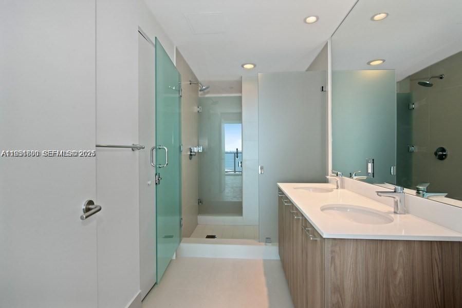 For Rent: $3,400 (1 beds, 1 baths, 712 Square Feet)