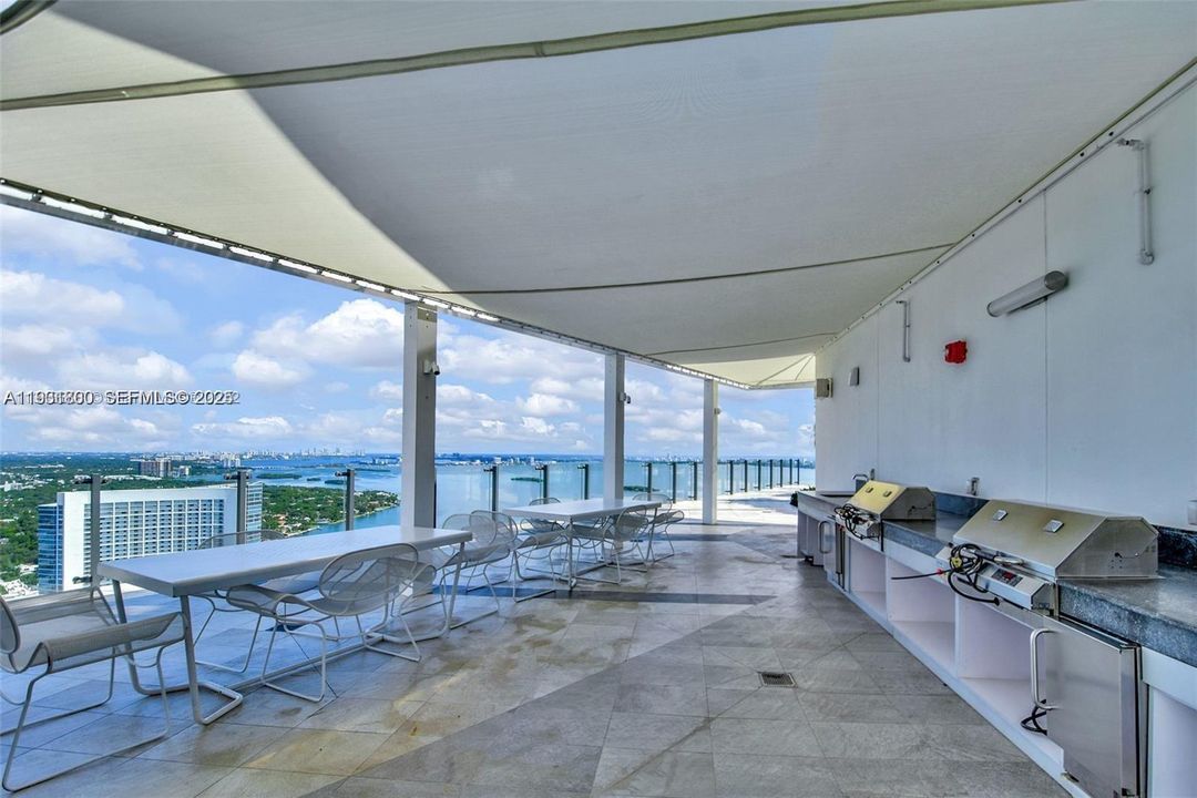 For Rent: $3,400 (1 beds, 1 baths, 712 Square Feet)