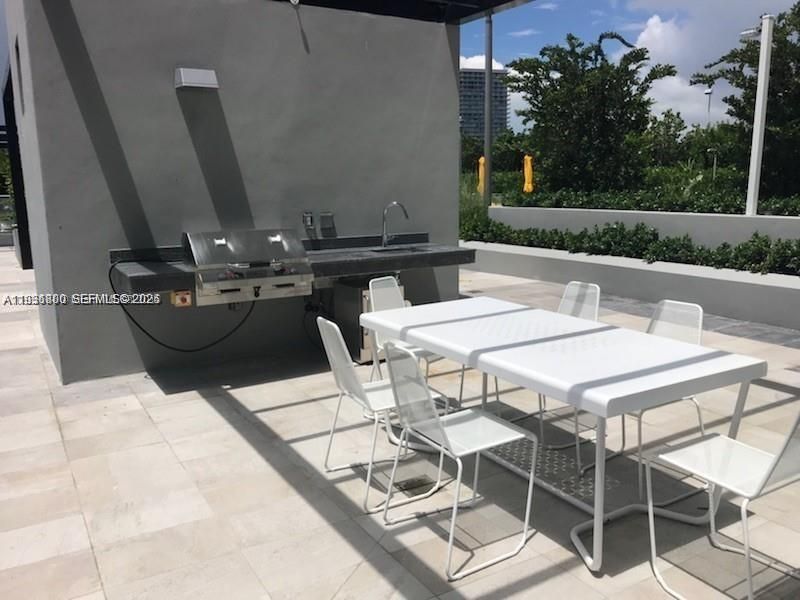 For Rent: $3,400 (1 beds, 1 baths, 712 Square Feet)