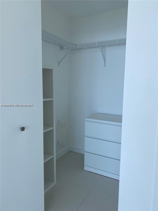 For Rent: $3,400 (1 beds, 1 baths, 712 Square Feet)