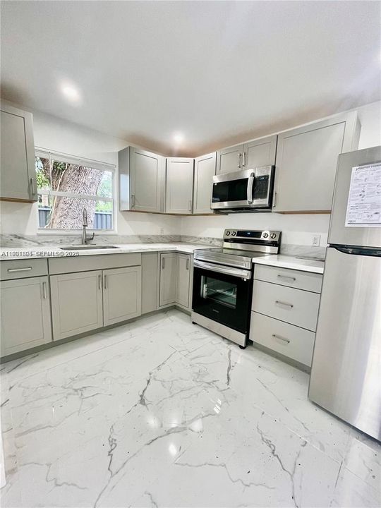 出租: $1,200 (1 贝兹, 1 浴室, 430 平方英尺)