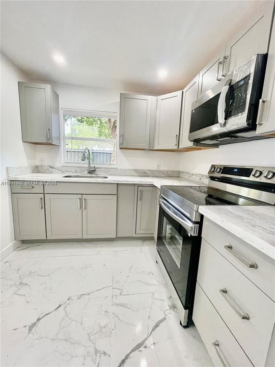 出租: $1,200 (1 贝兹, 1 浴室, 430 平方英尺)