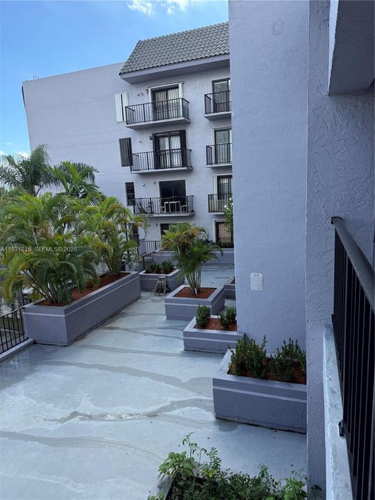 出租: $2,300 (2 贝兹, 2 浴室, 667 平方英尺)