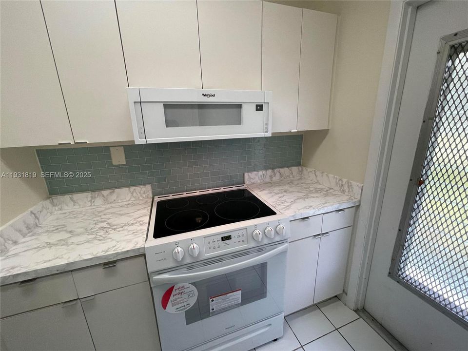 出租: $1,795 (1 贝兹, 1 浴室, 640 平方英尺)