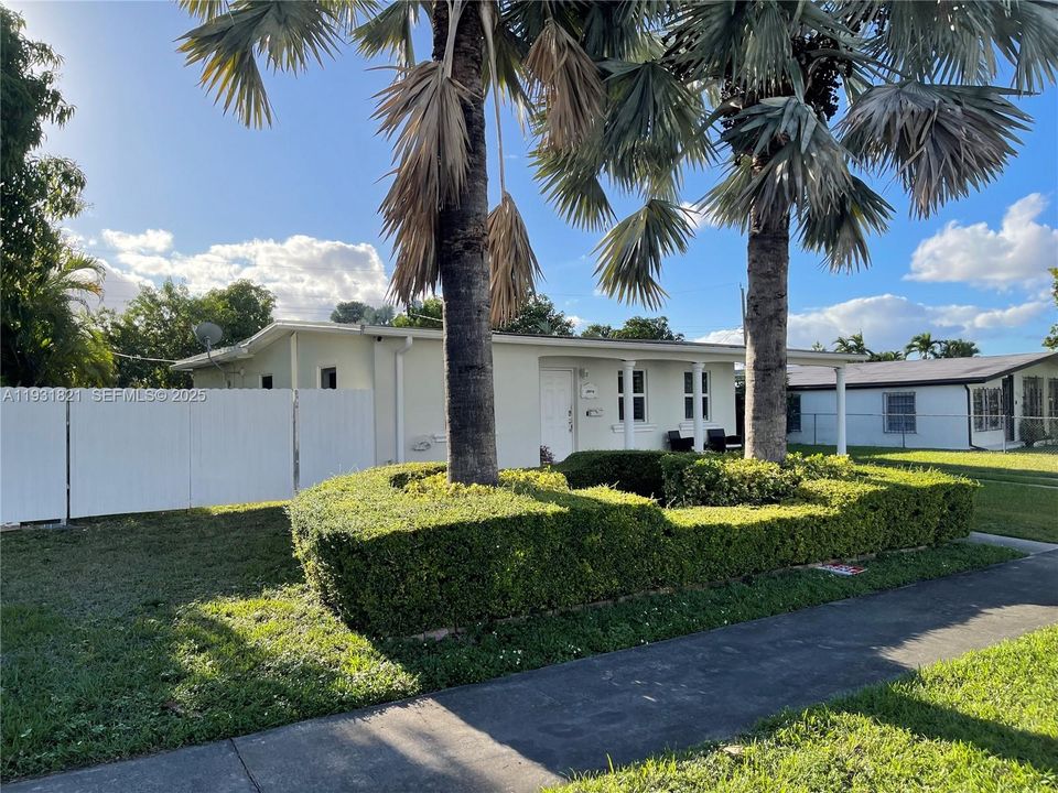 For Rent: $3,750 (3 beds, 2 baths, 1343 Square Feet)