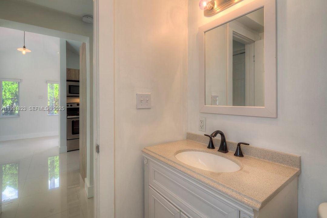 出租: $3,500 (3 贝兹, 1 浴室, 1047 平方英尺)