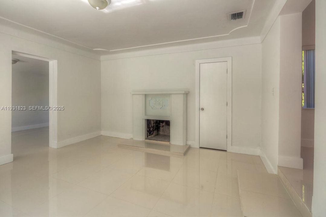 出租: $3,500 (3 贝兹, 1 浴室, 1047 平方英尺)