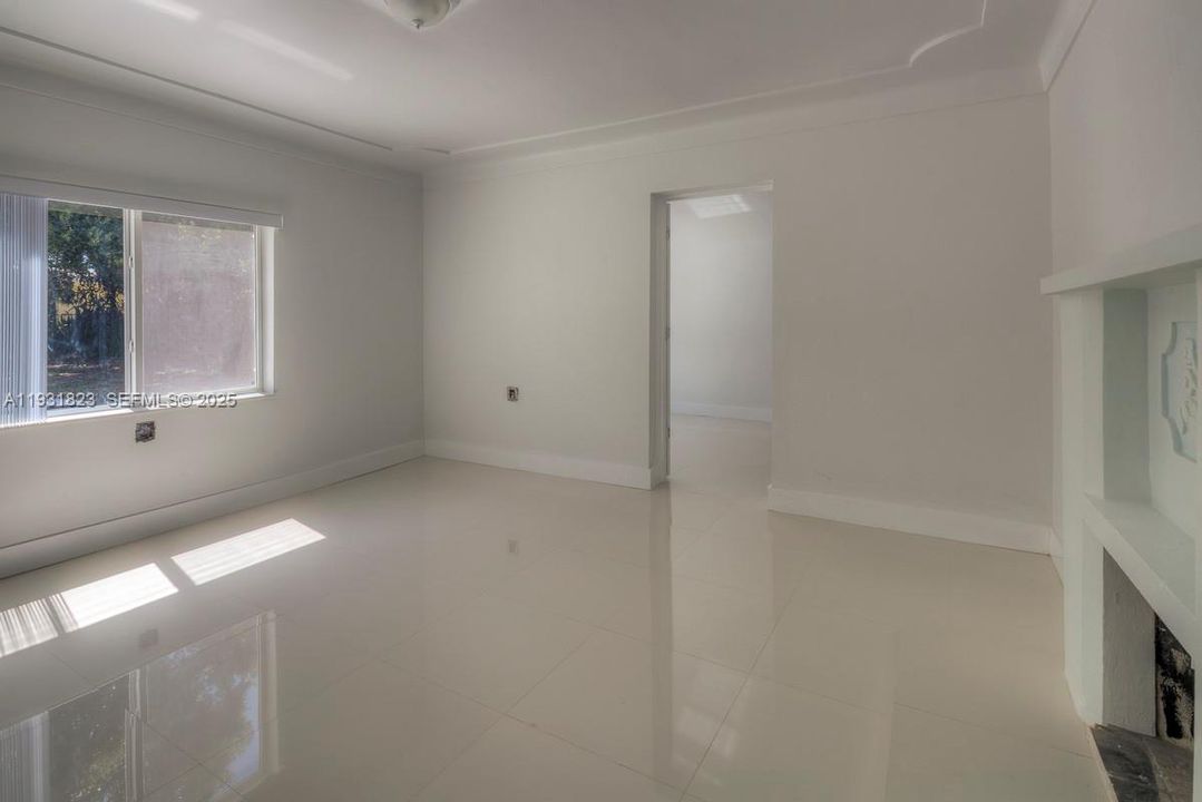 出租: $3,500 (3 贝兹, 1 浴室, 1047 平方英尺)