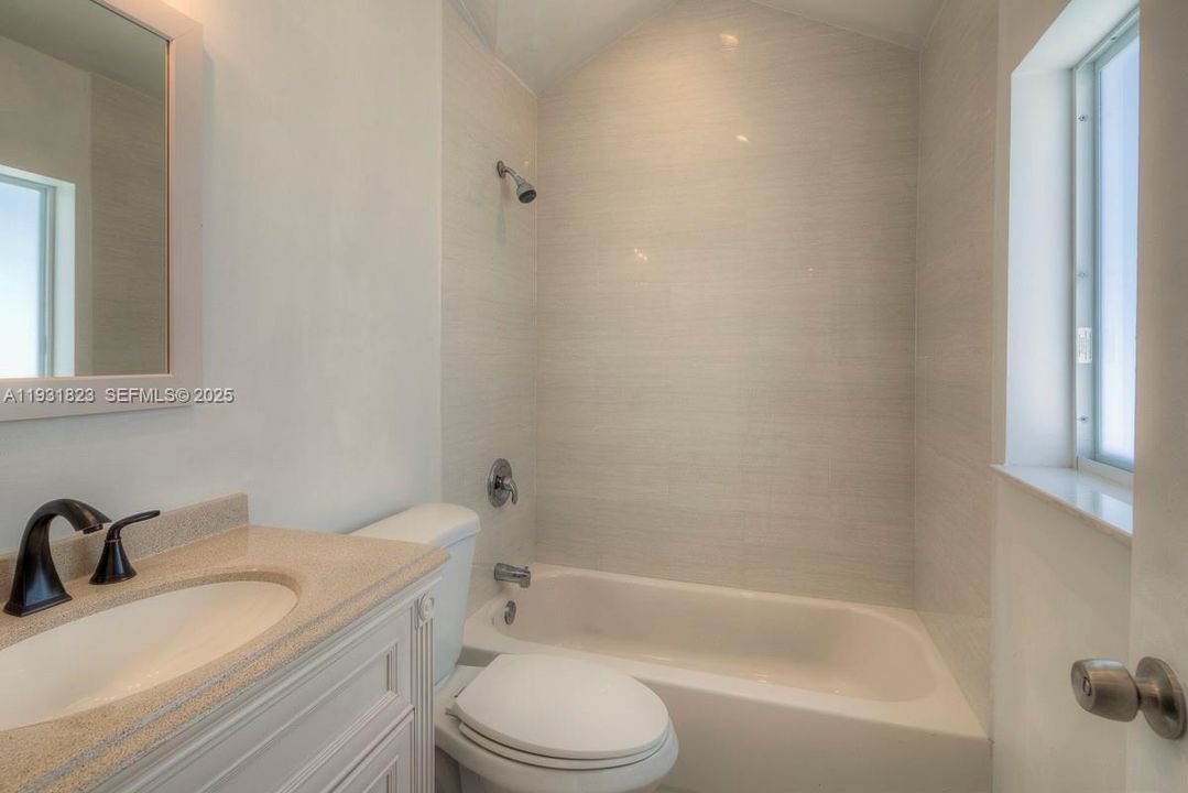 出租: $3,500 (3 贝兹, 1 浴室, 1047 平方英尺)