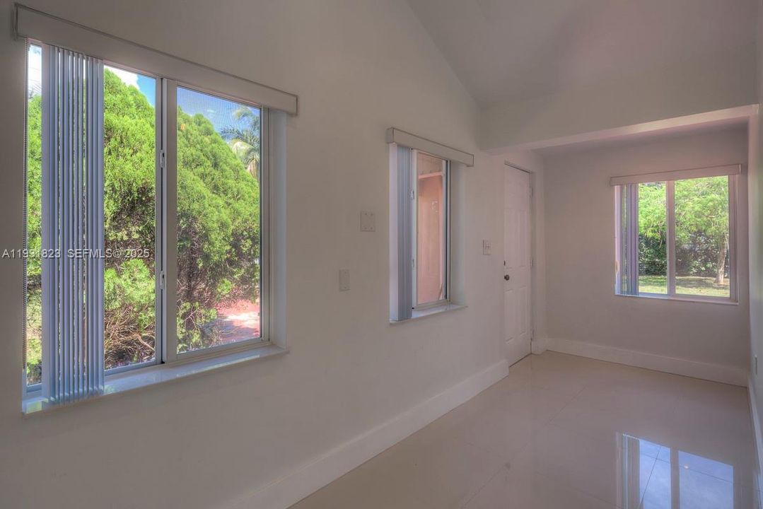 出租: $3,500 (3 贝兹, 1 浴室, 1047 平方英尺)