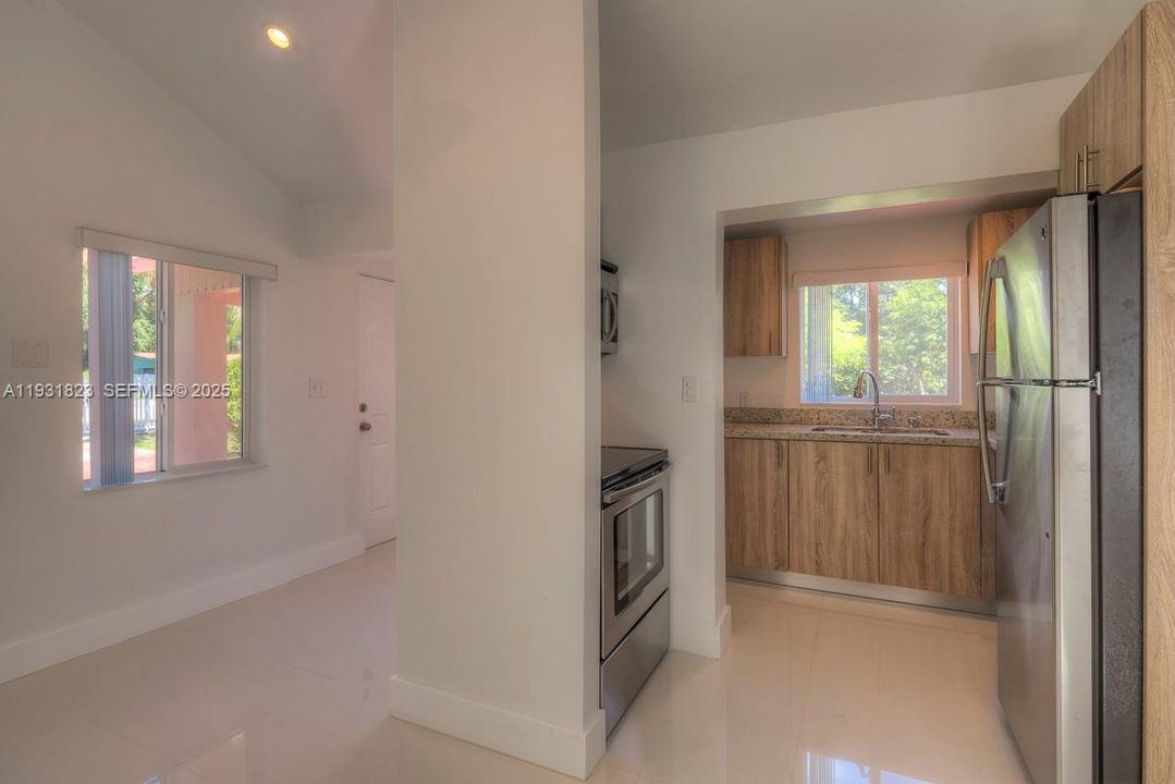 出租: $3,500 (3 贝兹, 1 浴室, 1047 平方英尺)