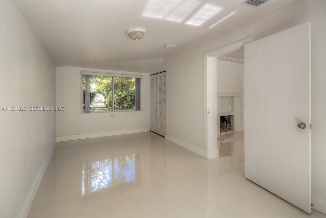 出租: $3,500 (3 贝兹, 1 浴室, 1047 平方英尺)