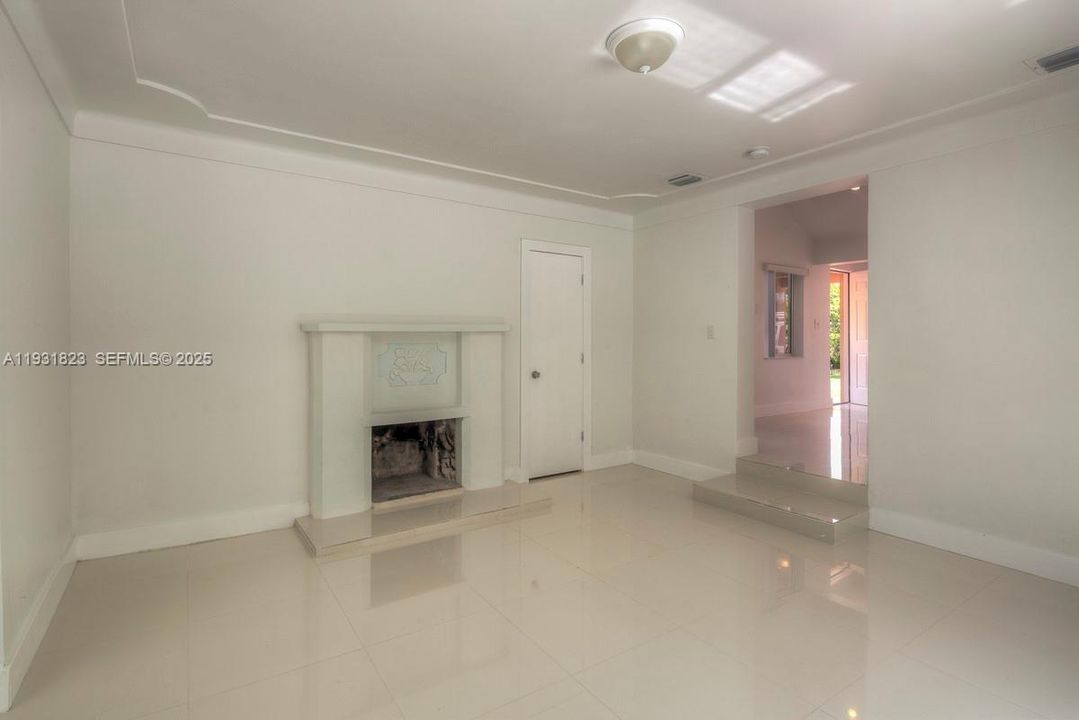 出租: $3,500 (3 贝兹, 1 浴室, 1047 平方英尺)