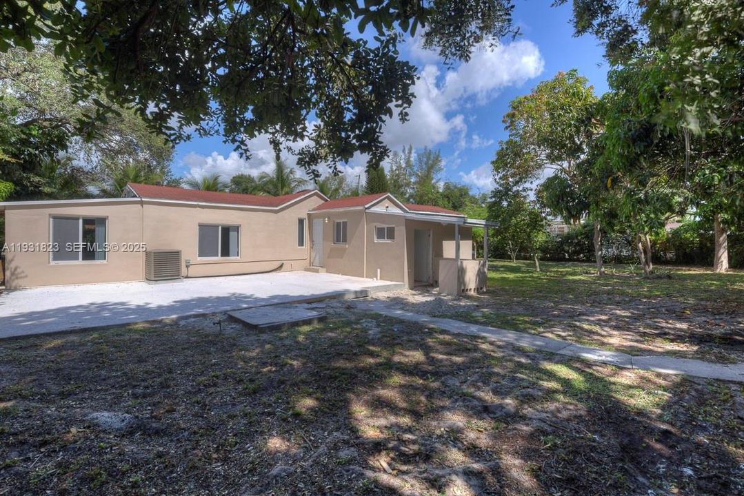 出租: $3,500 (3 贝兹, 1 浴室, 1047 平方英尺)