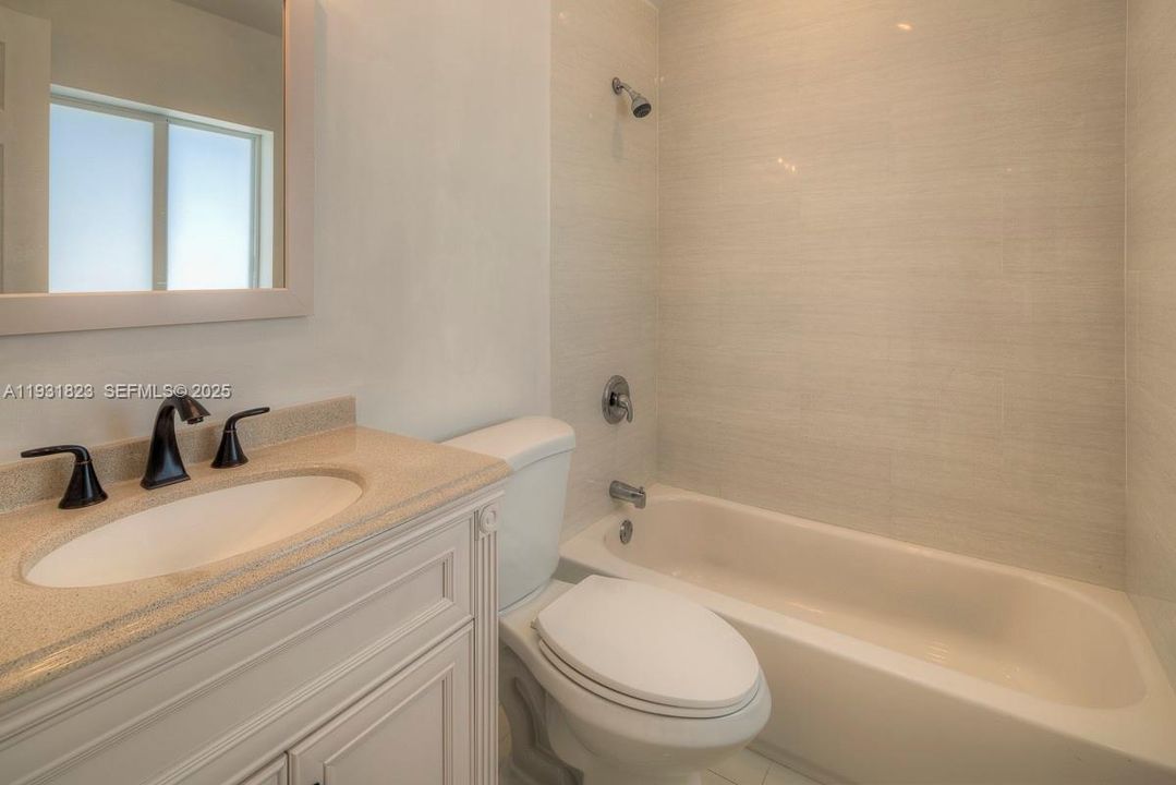 出租: $3,500 (3 贝兹, 1 浴室, 1047 平方英尺)