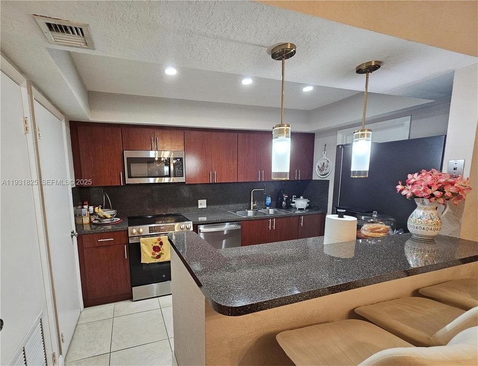 For Sale: $249,900 (2 beds, 2 baths, 1235 Square Feet)