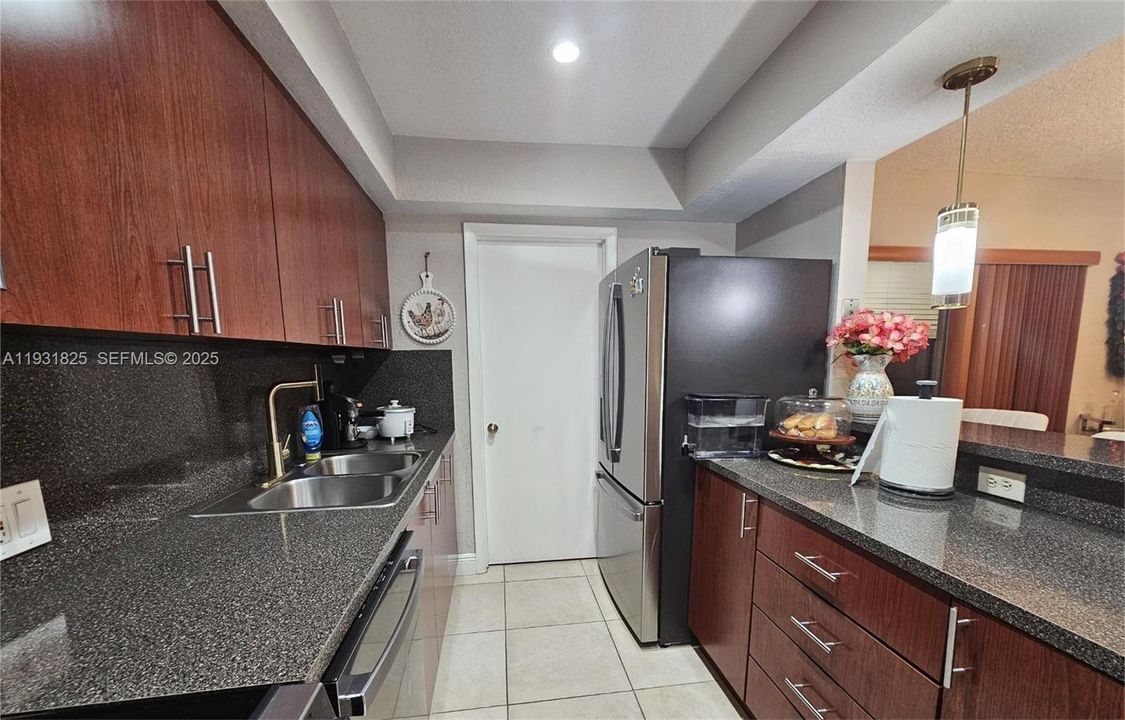 For Sale: $249,900 (2 beds, 2 baths, 1235 Square Feet)